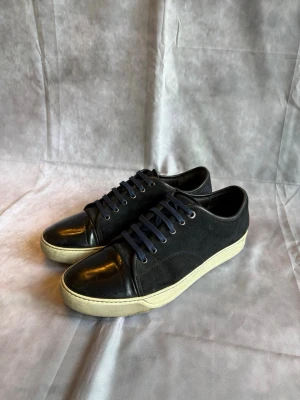 Lanvin - Hej, säljer dessa marinblåa Lanvins i size uk10 som motsvarar 44/45, skick 8/10. Perfekta till studenten och sommaren, nypris 5000kr, mitt pris=1890kr endast