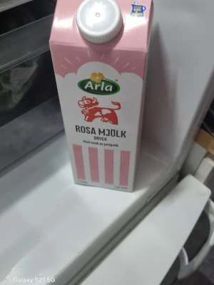 Arla Rosa Mjölk jordgubbssmak - En literförpackning Arla Rosa Mjölk dryck med smak av jordgubb. Kartongen är rosa och vit med en tecknad ko på framsidan och tydlig text. Perfekt för dig som gillar smaksatt mjölk och vill ha något sött och fräscht att dricka.