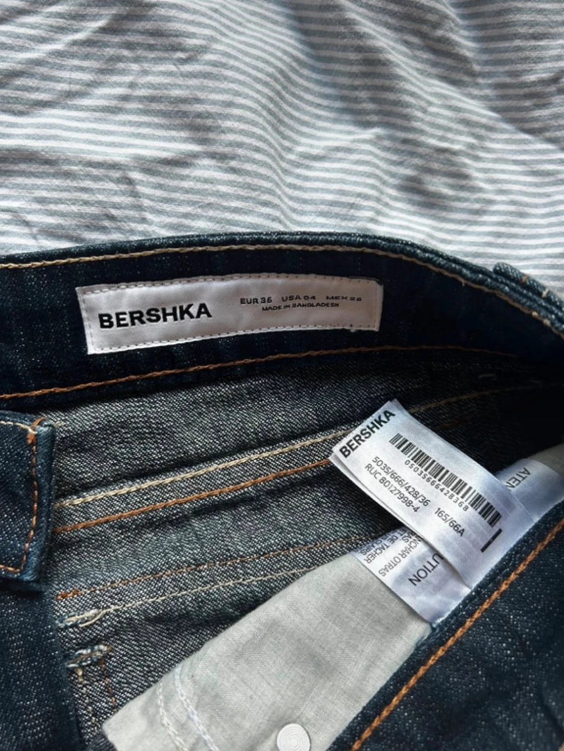 Blå bootcut jeans med fickdetaljer - 2