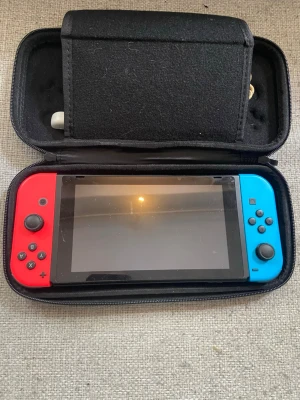 Nintendo Switch med Pro Controller - Allt på bilderna följer med. Väska för enheten. Handkontroll mm.  Sitter även ett minneskort på 128gb i den som följer med.  Skickar även med mitt nintendo konto med spel och Nintendo Switch Online + Expansion Pack Individual Membership som räcker fram till 23/01/2027 så du har alla möjliga emulatorer du kan spela.  Spelen som följer med är The Legend Of Zelda: Tears of the Kingdom. Super Mario Party Jamboree.  ev billigare vid snabb affär  Finns i Vilhelmina! Men kan frakta :)