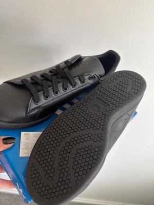 Adidas Stan Smith - Endast testade av min son, tiden rann ut för att kunna skicka tillbaka dom. Nypris 1349kr. 
