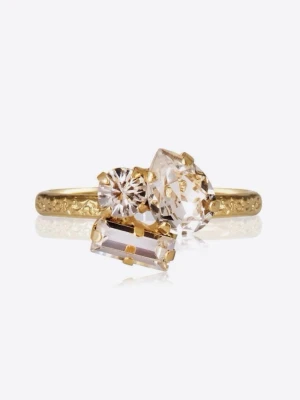 Caroline Svedbom Isa ring - Caroline Svedbom Isa ring, guld med klara stenar. Modellen är tre olika stenar i olika former. Den är helt ny och oöppnad, så kommer i samma skick som att köpa en ny. Ringen är justerbar så den passar alla💗 Ord-pris är 495:-💞 Använd gärna KÖP NU