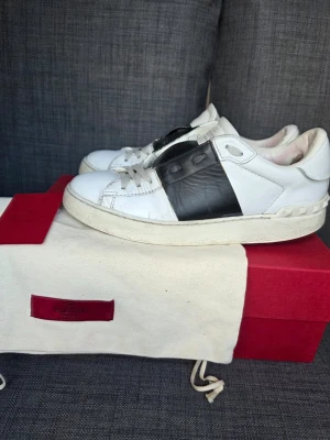 Valentino - Valentino Garavani Open sneakers I storlek 37. De är I acceptabelt skick, og på bilderna medföljer. Hör av dig vid funderingar☺️