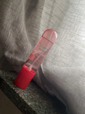 Dirty Rose Face Mist från Indy Beauty - Fräsch face mist från Indy Beauty med doft av Dirty Rose. Kommer i en genomskinlig plastflaska med rosa detaljer och sprayfunktion. Perfekt för att återfukta huden snabbt under dagen och ge en uppfriskande känsla.