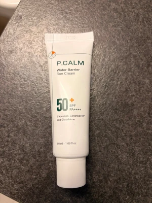 P.CALM Water Barrier Sun Cream SPF 50+ - Dagkräm med spf, koreansk hudvård. Innehåller Cape Aloe, Ceramide NP och Glutathione. Testad!! Funkar ej för min hy då den innehåller niacinamid. 