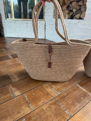 YSL väska - Säljer min helt nya YSL väska som jag fick i present då den inte kommer till användning är i ny skick,hör gärna av er vid funderingar 😊
