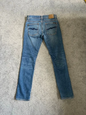 Nudie jeans - Helt nya nudie jeans pga för stora, endast använda 1 gång. Skick= 10/10. Storlek: 31/34. Nypris ca 1500kr, mitt pris= 499kr. Tveka inte på att höra av dig vid frågor.
