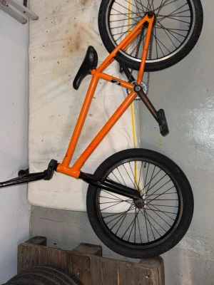 Orange BM - Säljer en BMX-cykel med orange ram,  perfekt till dig som vill fixa upp. Priset ej hugget i sten. Kommer ej att sickas finns i  hestra 33571 