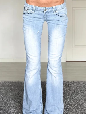 Jeans - Midjemått: 36cm rakt över, innerbenslängd: 78cm 💗