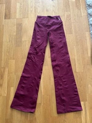 Dfyne Vision Flares - Säljer ett par DFYNE Vision Flares ifrån deras limited switch collection i färgen ”Winter Berry” i st XS regular, använd 2gg. Original pris 72,95€ - ca 800kr.