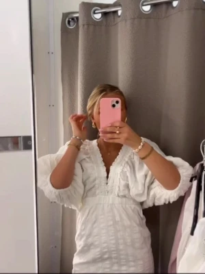 Vit miniklänning - Säljer denna Såå snygga klänning från Gina, storlek 34. Använd fåtalet gånger och i bra skick🤍