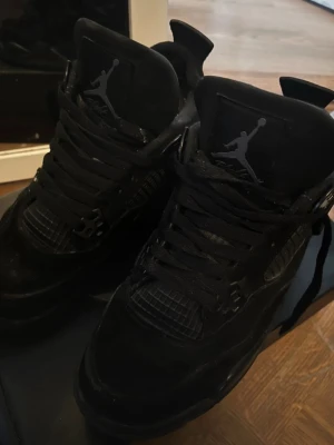Jordan 4 retro black cat  - Jättesnygga Jordan 4 retro black cat i storlek 39. Har använts en del, men har mycket kvar att ge. Lite smutsiga men går enkelt att tvätta bort. Även lite slitna inuti, annars i mycket bra skick. Köpa på vinted, vet inte om det är äkta eller inte. Fel låda också som även är sönder. Passar både tjejer och killar.   Postar mellan 1-3 dagar efter köp.  Hör gärna av dig om du har frågor eller vill ha fler bilder!