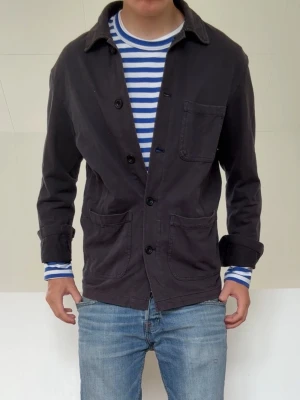 Mörkblå Overshirt - Mörkblå Overshirt i strl S. Bra skick utan några defekter och hör gärna av er vid frågor elr funderingar!!