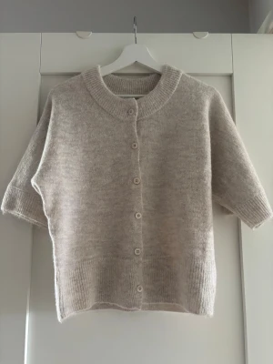 Beige kofta från Gina Tricot - Supersöt beige kofta från Gina Tricot. Storlek S. Aldrig använd, prislappen sitter kvar🤍Redo att skickas direkt📦