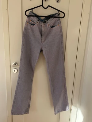 Ljusblå med rosa nyans, raka jeans med hög midja från weekday - Säljer ett par oanvända jeans med rak passform och hög midja. 