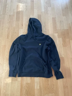 Hoodie Lyle and scott - En svart hoodie från lyle and Scott. Använd i sparsamt skick. Storlek L. Hör av dig om du undrar något!