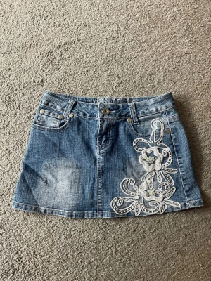 Jeanskjol - Bra skick, midjemått rakt över 38+stretch längd ca 31,5 storlek står som m men skulle mer säga s