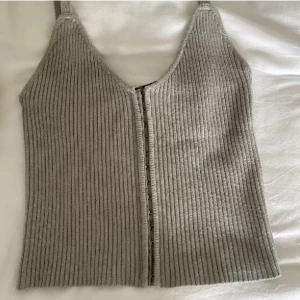 Zara topp - Säljer denna toppen från Zara. Storlek M men passar väldigt liten i passform så snarare s/xs