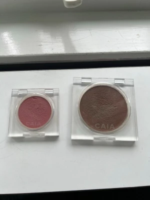 Caia bronzer + blush - Säljer en Caia soft melt bronzer i färgen San José, samt en Caia soft melt blush i färgen Dusty Pink. Säljer eftersom att färgerna inte passar mig. Har testats några gånger, så det finns väldigt mycket produkt kvar i dom.