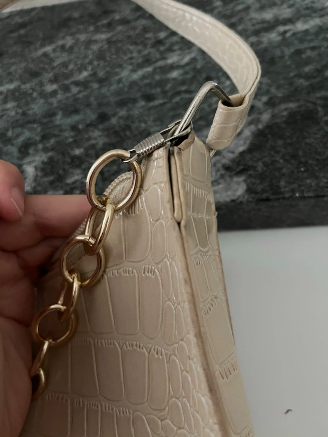 Beige axelväska med kedjedetalj - 2