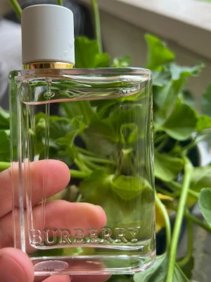 Burberry Her Blossom - Eau de Toilette - Huvudnot	Mandarin, Rosépeppar Hjärtnot	Pion, Plommonblomma Basnot	Sandelträd, Mysk, Bärnsten Doftkategori	fruktig, blommig Doftkomponentens koncentration	eau de toilette  Lite använd. 50ml