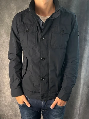 J.lindeberg field jacket bailey - Mycket fint skick | Size M (modellen är 188 cm 74 kg) | fraktar spårbart inom 24 timmar | för att köpa klicka ”köp nu” | vid frågor eller funderingar skriv ett meddelande | följare får bättre rabatter🙌