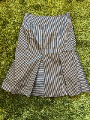 Randig midi skirt med klock-form - Snygg midiskirt med svart/silvriga smala ränder och klockad nederdel. Kjolen har bred linning och sitter bra som low-rise, samt markerade sömmar som ger en cool struktur.
