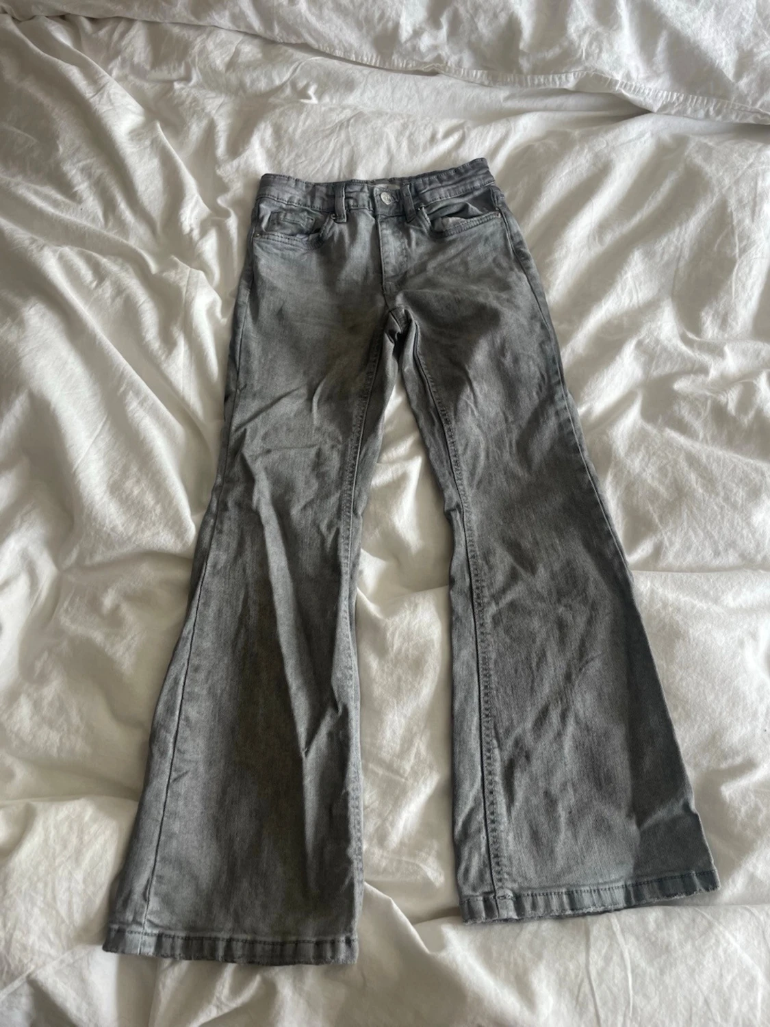 Grå bootcut jeans med utsvängda ben