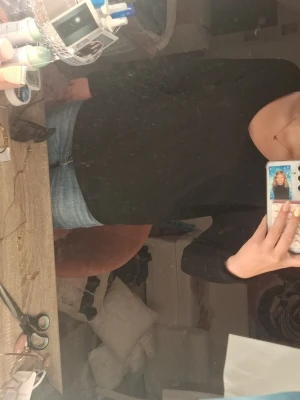 Svart långärmad topp med cut out - Snygg svart långärmad topp med en trendig cut out-detalj vid axeln. Toppen har en tight passform och är tillverkad i ett stretchigt material som sitter bekvämt mot kroppen. Perfekt för dig som vill ha en stilren men ändå unik look.