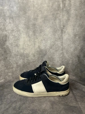 Valentino flycrews navy -  fint skick | Size 45 | fraktar inom 24 timmar | för att köpa klicka ”köp nu” | vid frågor eller funderingar är det bara att skicka ett meddelande | följare får bättre rabatter🙌
