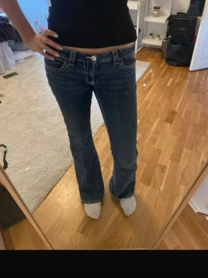 Blå bootcut jeans  - Jätte fina blåa bootcutjeans från Gina Tricot i storlek M, bra skick!