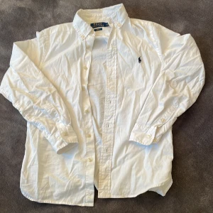 Polo Ralph lauren skjorta  - Säljer denna feta skjortan från polo ralph lauren i fint skick. Storlek 14 så skulle passa bäst på någon som är  160-170. Hör av er vid funderingar 