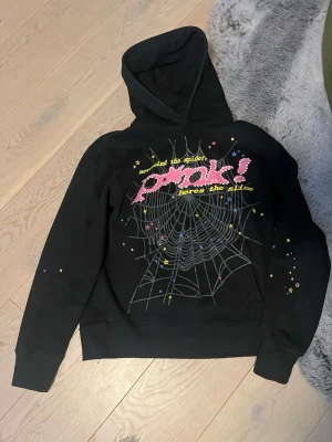 Sp5der hoodie svart rosa - Svart sp5der hoodie med rosa motiv. Kraftigt och skönt material. Hoodien är knappast använd. Passar perfekt storlek S