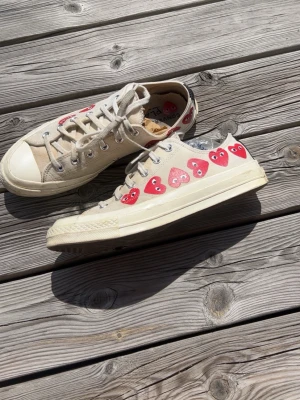 CDG sneakers  - Säljer ett par sjukt feta cdg converse sneakers som passar perfekt till sommaren | Storlek 41 men passar 41-42 | Väldigt fint skick, är lite smått smutsiga | Kontakta vid frågor och pris kan diskuteras😁