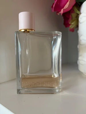 Burberry: Her - 100ml. Skulle säga 15-20ml kvar.