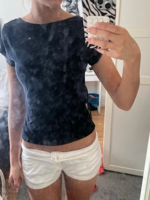 topp med öppen rygg - Snygg mörkblå topp från gina tricot med öppen rygg, endast använd 1 gång🩷