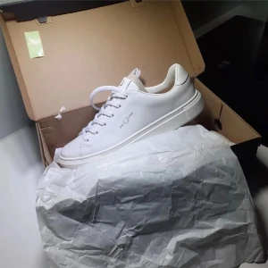 Vita Fred Perry sneakers  - Vita sneakers från fred Perry | stilrena och passar med allt | Helt nya aldrig använda och kartong följer med