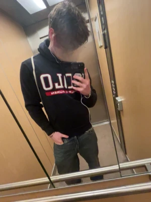 Mörkblå  hoodie från Polo Ralph Lauren - Snygg mörkblå hoodie från Ralph lauren (skriv för fler bilder) storlek S, skick 10/10. , 
