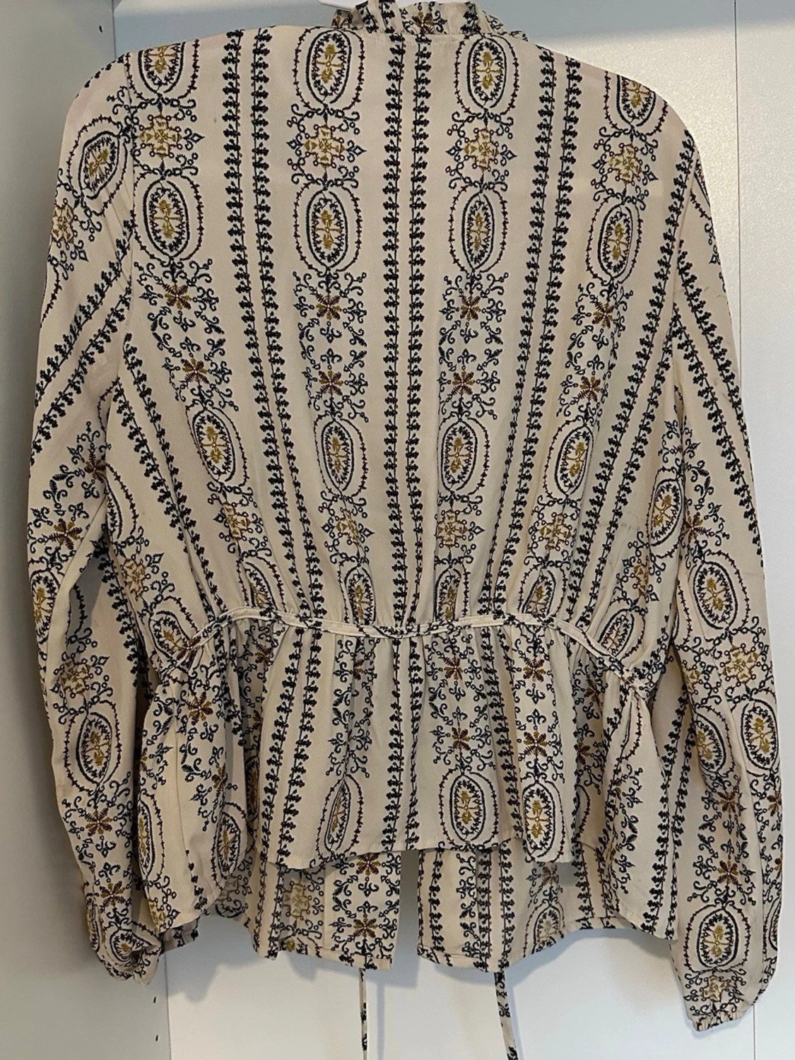 Mönstrad beige blus med knytband - 1