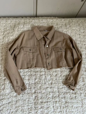 Beige cropped jeansjacka Missguided x Fanny Lyckman - Snygg beige cropped jeansjacka från Fanny Lyckman x Missguided. 