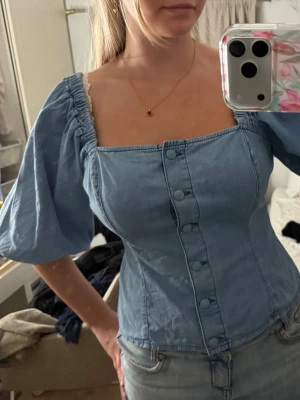 Jeansblus H&M - Säljer denna supersnygga blusen från H&M. Superfint skick! Storlek L.