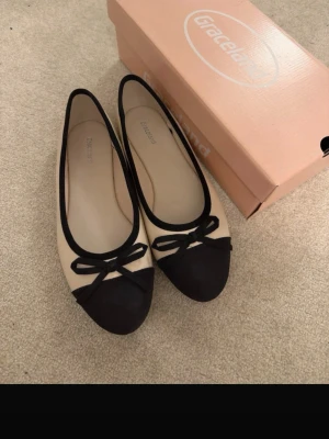 Ballerina skor - Säljer då de inte kommer till användning. Storlek 37 och är i mycket bra skick! Nypris är 350kr.