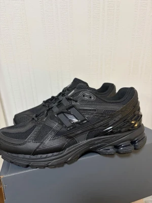 HELT NYA (Svarta New Balance m1906 - Stilrena helsvarta New Balance. Skorna har en chunky sula och klassisk N-logga på sidan. Perfekta för dig som gillar sportig och modern streetstyle. Skön passform och snygg design.