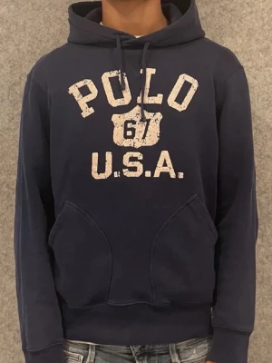 Ralph lauren hoodie - Säljer denna feta Ralph lauren hoodie | Storlek M | Bra skick | Hör av dig vid minsta fundering 