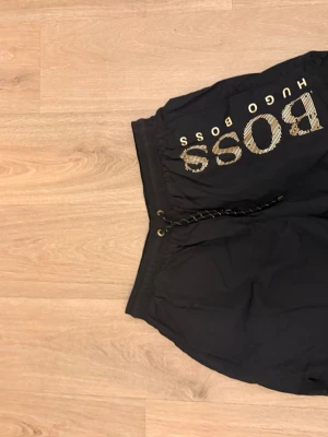 Svarta badbyxor från Hugo Boss - Boss bad shorts S 150kr st