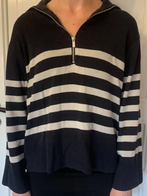 Randig stickad zip up tröja från Kappahl  - Jag säljer en randig stickad zip up tröja från Kappahl. 