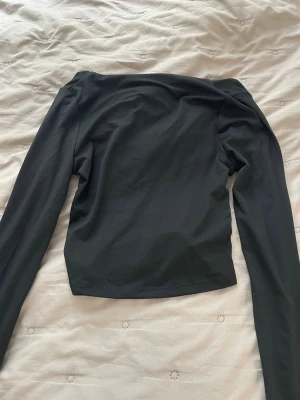 Svart långärmad öppen rygg - En jätte mjuk kvalite på tröjan som är långärmad med en öppen rygg på baksidan, storlek xs❤️