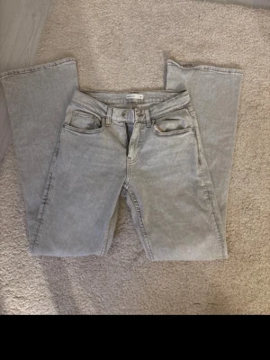 Grå jeans - Snygga grå jeans med bootcut-modell och låg midja. Helt nya .
