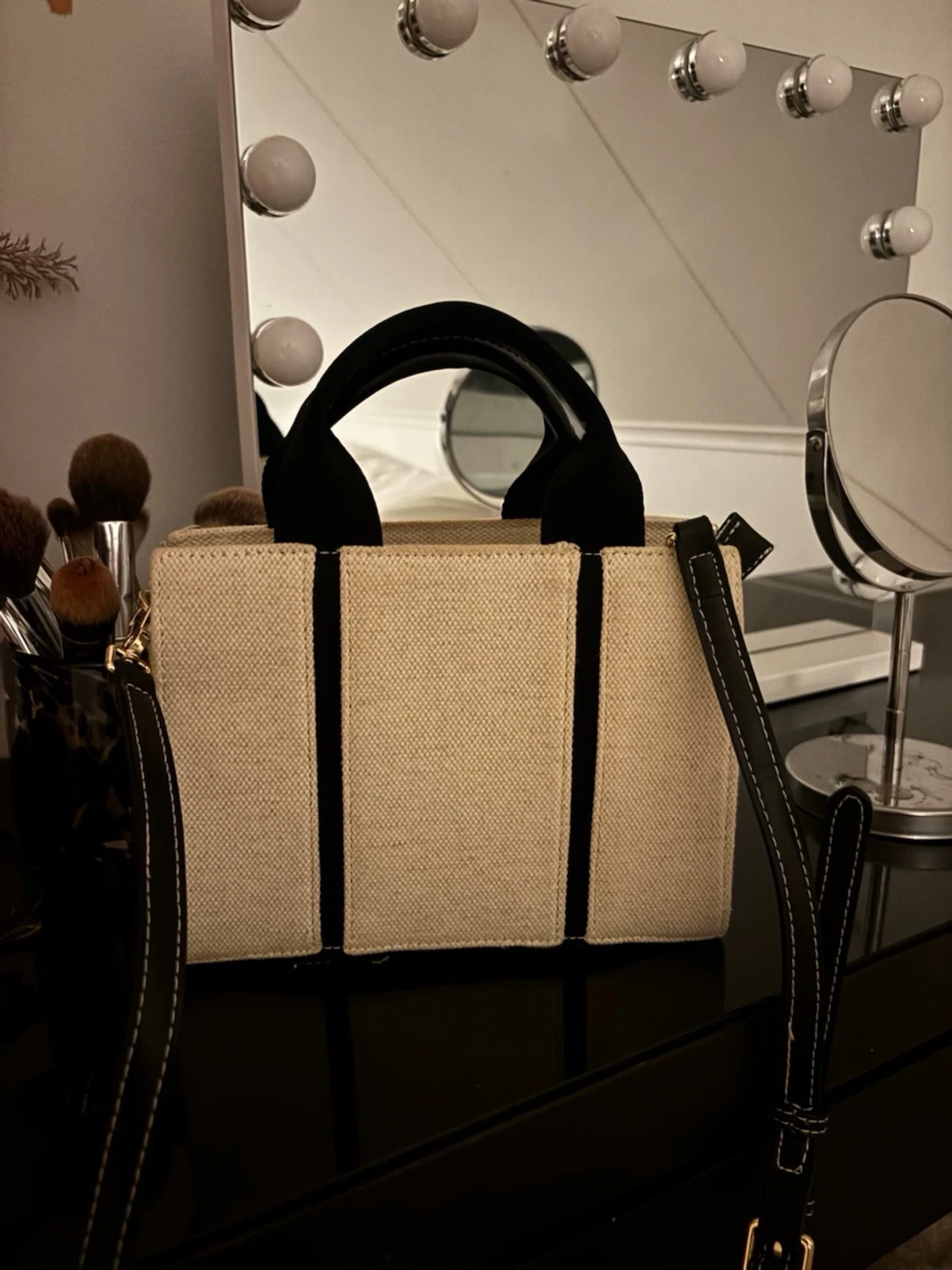 Beige canvas handväska med svarta detaljer