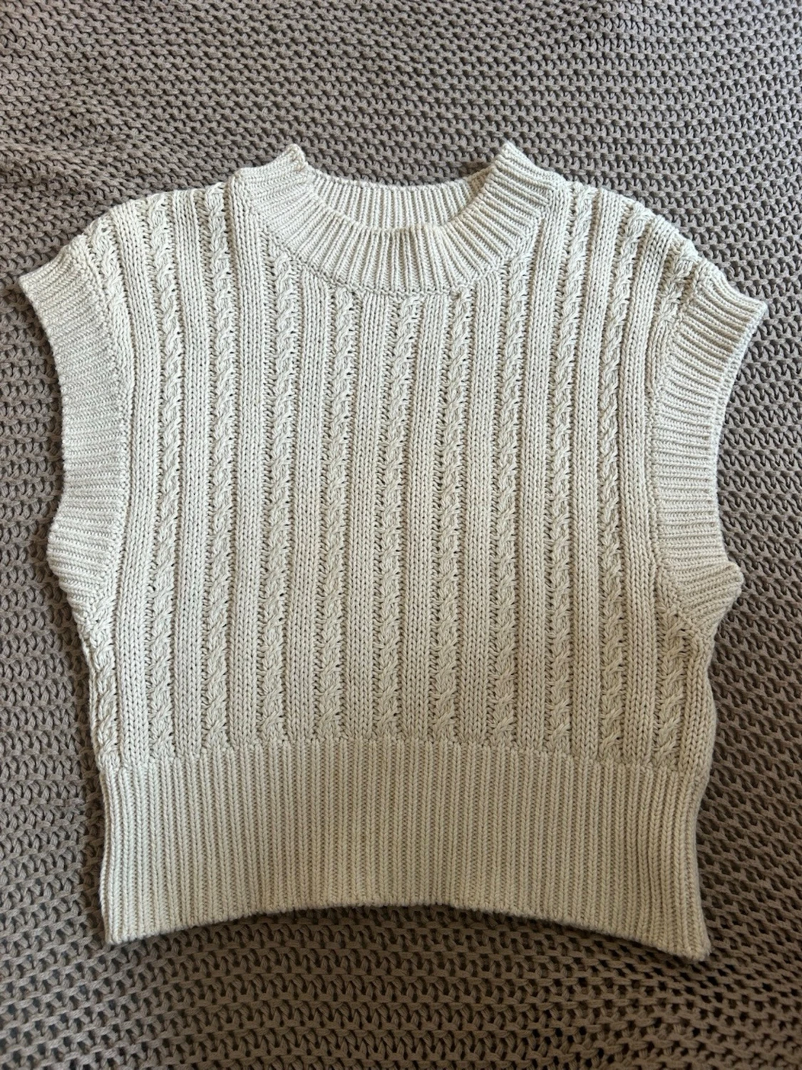 Beige ribbad stickad väst